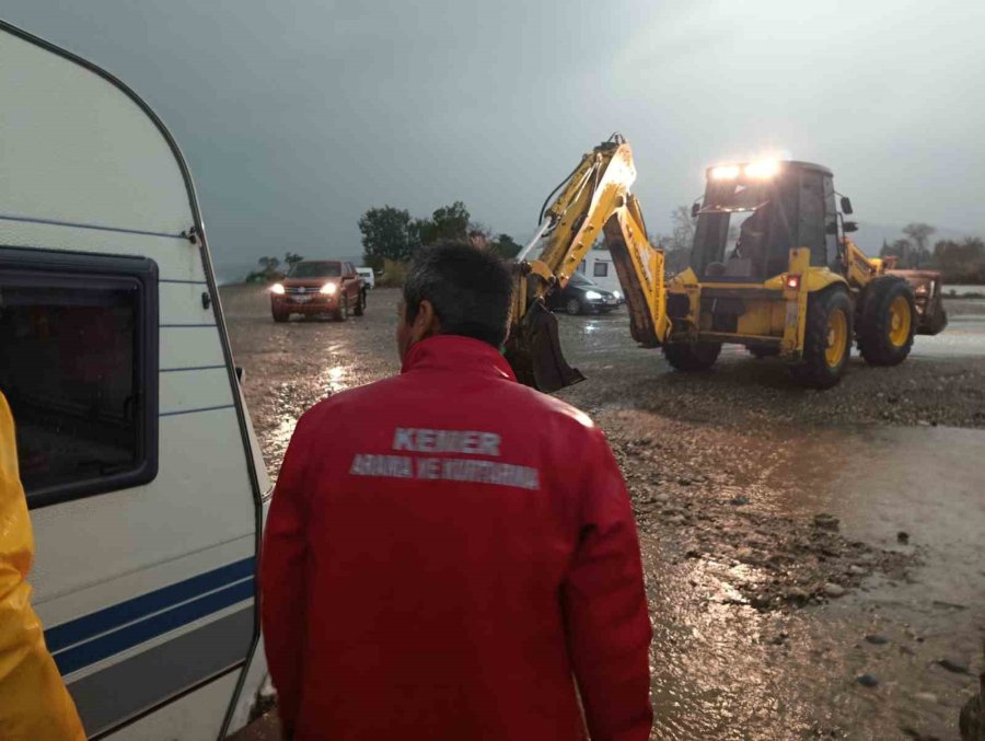 Karavanla Denize Sürüklenen Rus Turistler Kurtarıldı