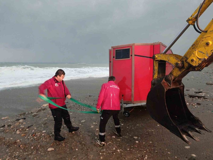 Karavanla Denize Sürüklenen Rus Turistler Kurtarıldı