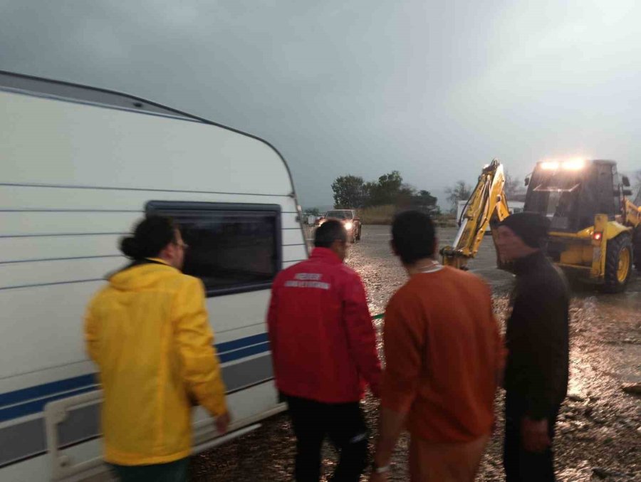 Karavanla Denize Sürüklenen Rus Turistler Kurtarıldı