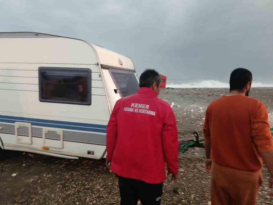 Karavanla Denize Sürüklenen Rus Turistler Kurtarıldı