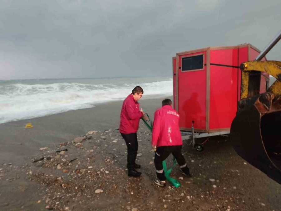 Karavanla Denize Sürüklenen Rus Turistler Kurtarıldı