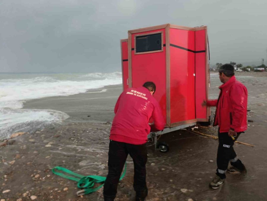 Karavanla Denize Sürüklenen Rus Turistler Kurtarıldı