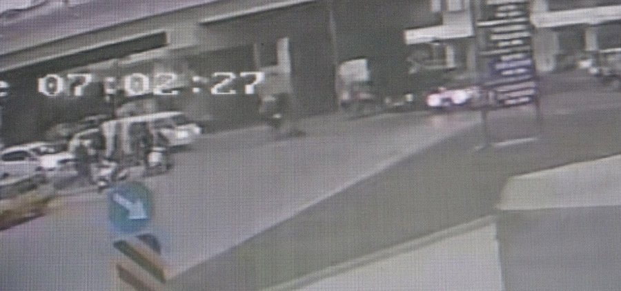 Hafif Ticari Aracın Çarptığı Yaya Yola Savruldu, Kaza Anı Güvenlik Kamerasına Yansıdı