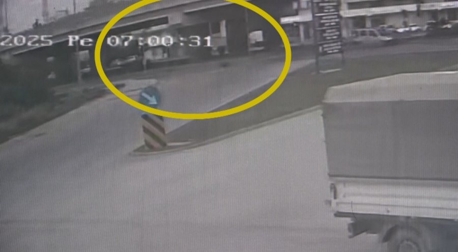 Hafif Ticari Aracın Çarptığı Yaya Yola Savruldu, Kaza Anı Güvenlik Kamerasına Yansıdı