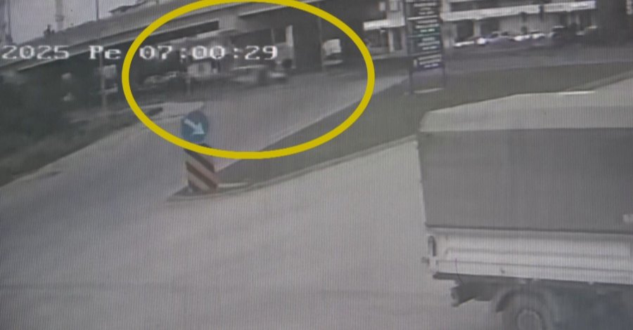 Hafif Ticari Aracın Çarptığı Yaya Yola Savruldu, Kaza Anı Güvenlik Kamerasına Yansıdı