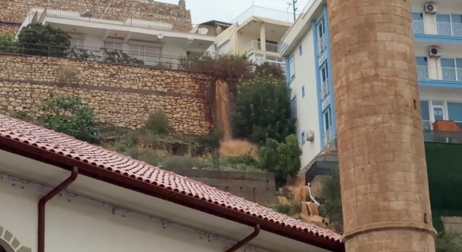 Finike’de Fırtına Sebebiyle Tekne Kıyıya Sürüklendi, Denizin Rengi Çamura Döndü