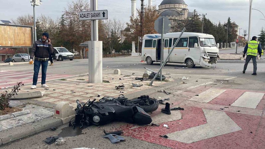 Kazada Parçalanan Motosikletin Sürücüsü Ağır Yaralandı