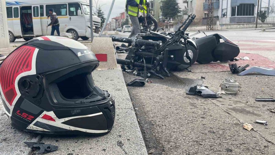 Kazada Parçalanan Motosikletin Sürücüsü Ağır Yaralandı