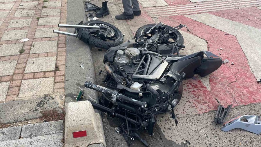 Kazada Parçalanan Motosikletin Sürücüsü Ağır Yaralandı