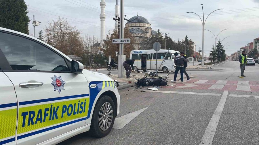 Kazada Parçalanan Motosikletin Sürücüsü Ağır Yaralandı