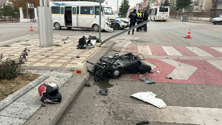 Kazada Parçalanan Motosikletin Sürücüsü Ağır Yaralandı