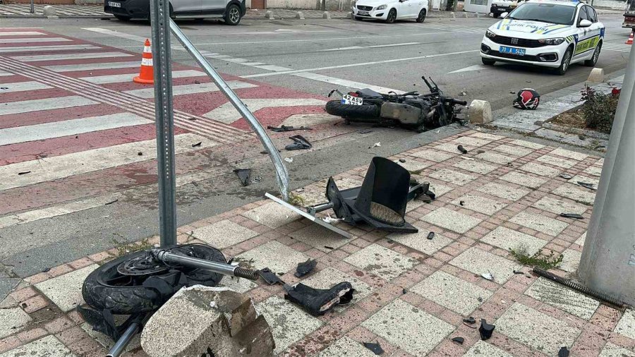 Kazada Parçalanan Motosikletin Sürücüsü Ağır Yaralandı