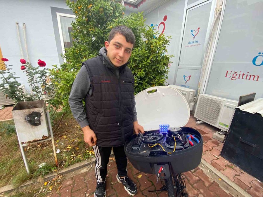 16 Yaşındaki Özel Çocuk Bayram Efe Müzik Sevgisini Bisikletine Taşıdı