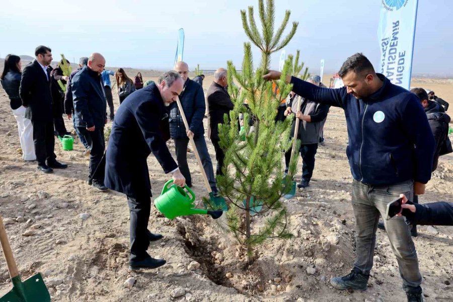 Niğde’de Bal Ormanı İçin 5 Bin Fidan Toprakla Buluştu