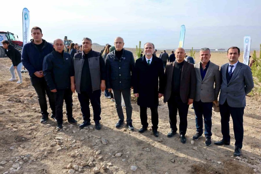 Niğde’de Bal Ormanı İçin 5 Bin Fidan Toprakla Buluştu