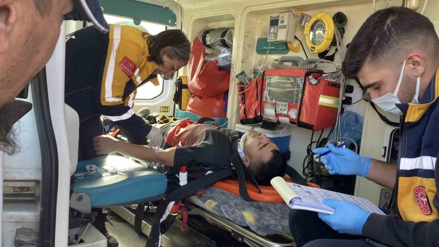 Otomobille Çarpışan Motosikletli Yaralandı