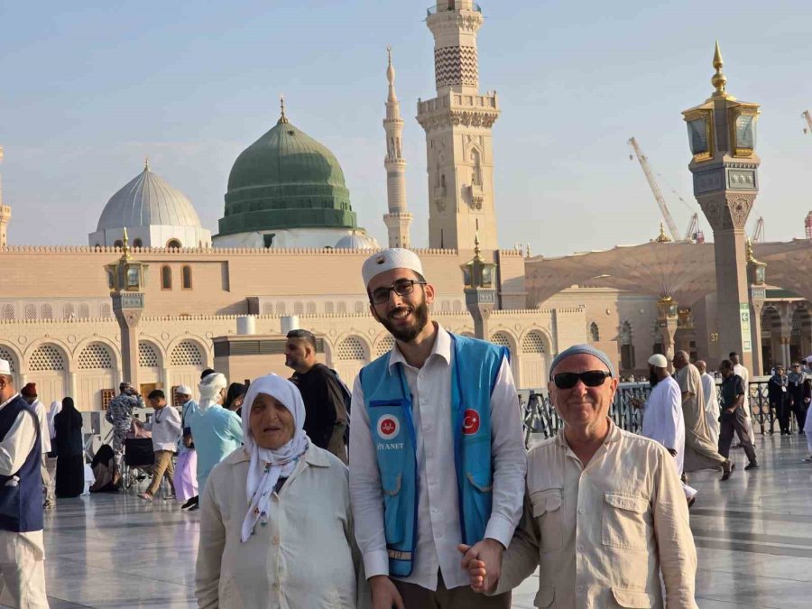 Görme Engelli Ramazan Amca Ve Nuriye Teyze Umreye Kavuştu