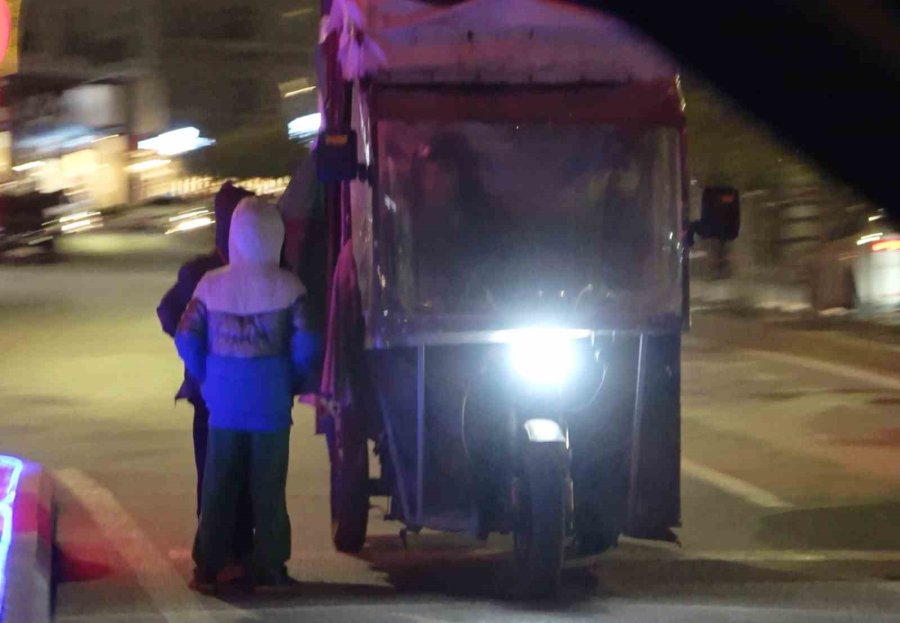 Aksaray’ın Tüm Kavşaklarında Dilenci Çocuk Tehlikesi