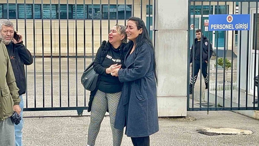 Dereye Düşen Araçtaki Kadının Cenazesi Teslim Alınırken "gitme" Feryadı Yürekleri Dağladı