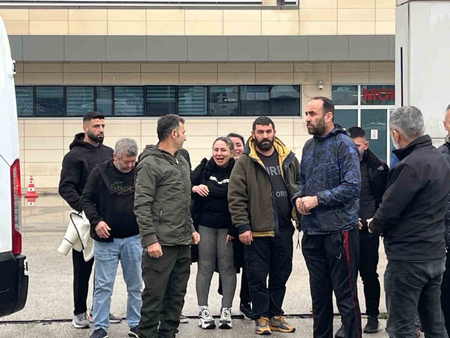 Dereye Düşen Araçtaki Kadının Cenazesi Teslim Alınırken "gitme" Feryadı Yürekleri Dağladı