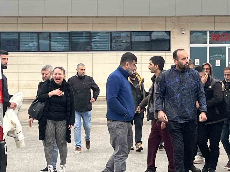 Dereye Düşen Araçtaki Kadının Cenazesi Teslim Alınırken "gitme" Feryadı Yürekleri Dağladı