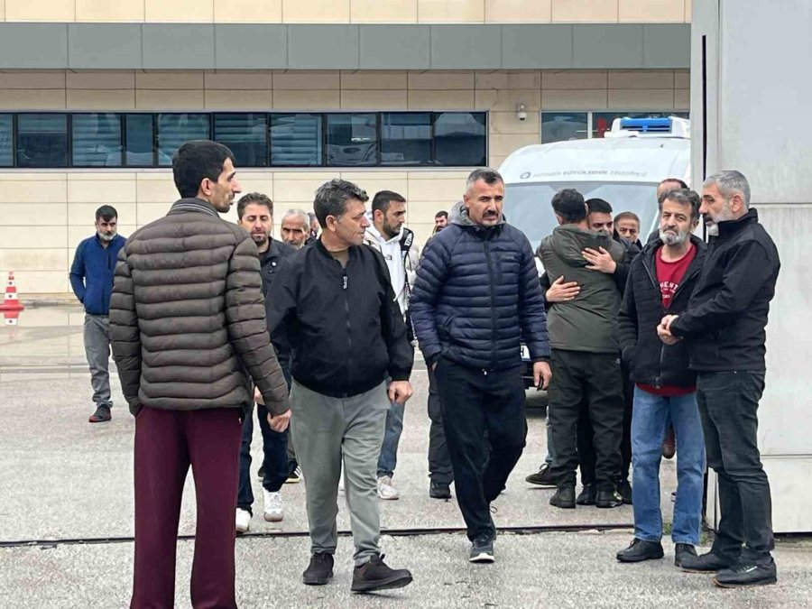 Dereye Düşen Araçtaki Kadının Cenazesi Teslim Alınırken "gitme" Feryadı Yürekleri Dağladı