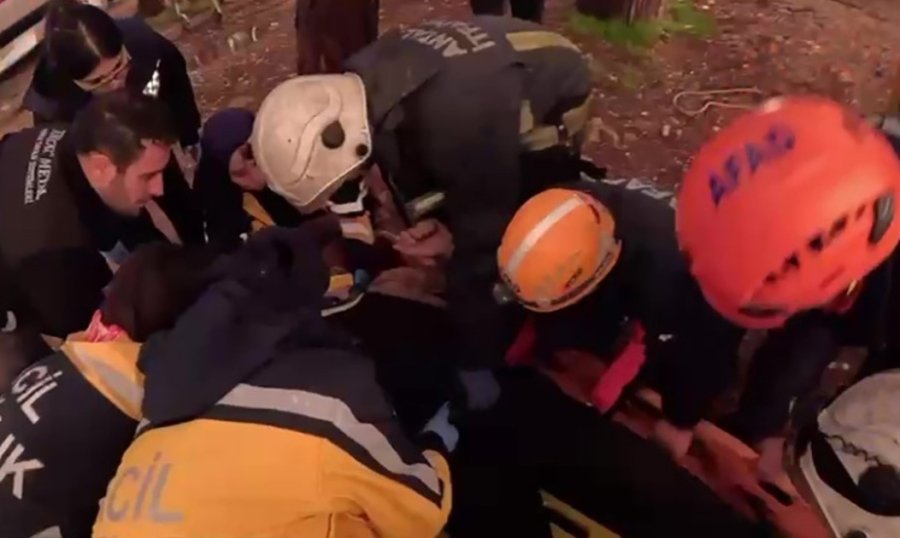 Uçurumdan Yuvarlanan Sürücüyü Afad Ve İtfaiye Ekipleri Kurtardı