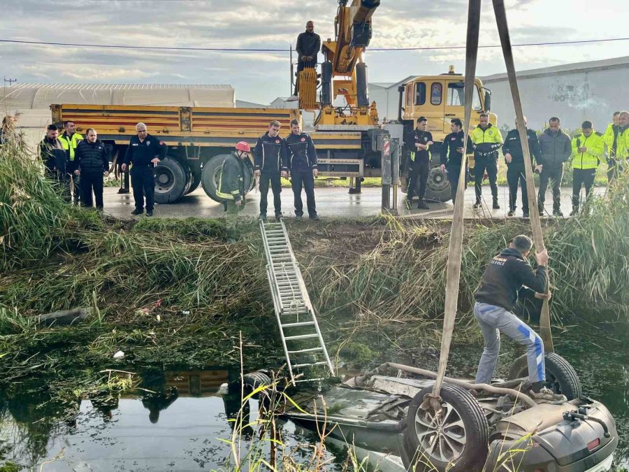 Gece Evden Otomobille Ayrılan Kadın, Dereye Düşen Otomobilde Hayatını Kaybetti