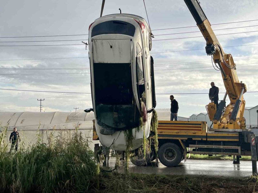 Gece Evden Otomobille Ayrılan Kadın, Dereye Düşen Otomobilde Hayatını Kaybetti