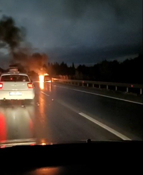 Manavgat’ta Seyir Halindeki Araç Alev Alev Yandı