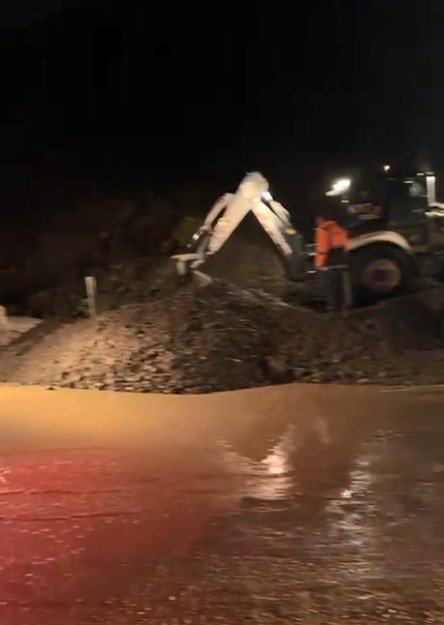 Mersin-antalya Arasında Selle Gelen Mucurlar Yolu Kapattı