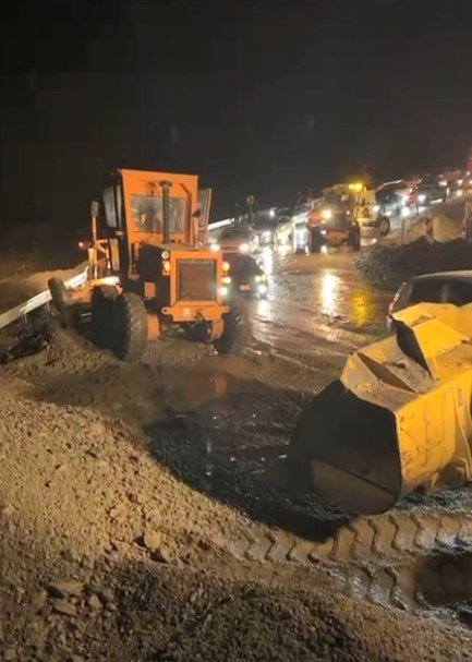 Mersin-antalya Arasında Selle Gelen Mucurlar Yolu Kapattı