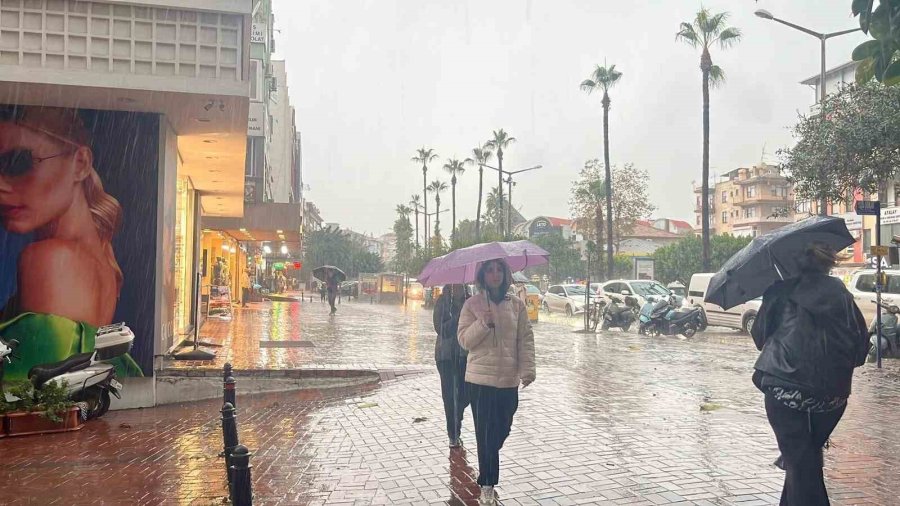 Alanya’da Sağanak Yağış Ve Dolu Etkili Oldu