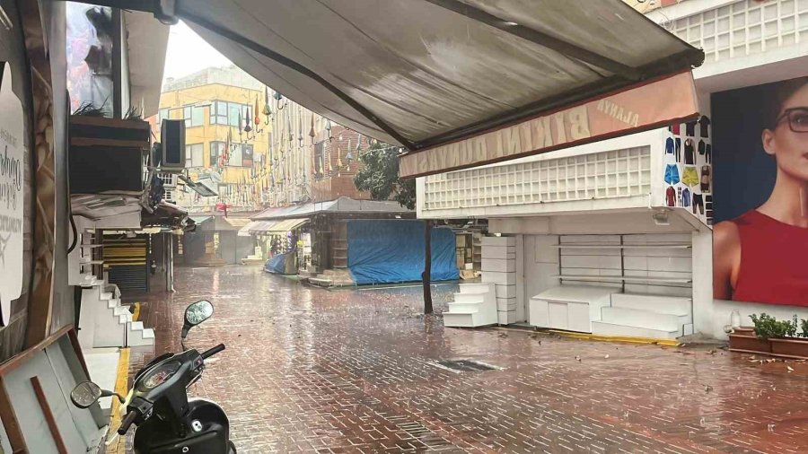 Alanya’da Sağanak Yağış Ve Dolu Etkili Oldu