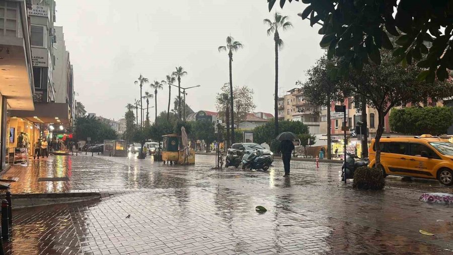 Alanya’da Sağanak Yağış Ve Dolu Etkili Oldu