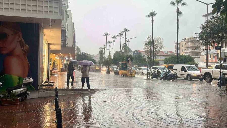 Alanya’da Sağanak Yağış Ve Dolu Etkili Oldu