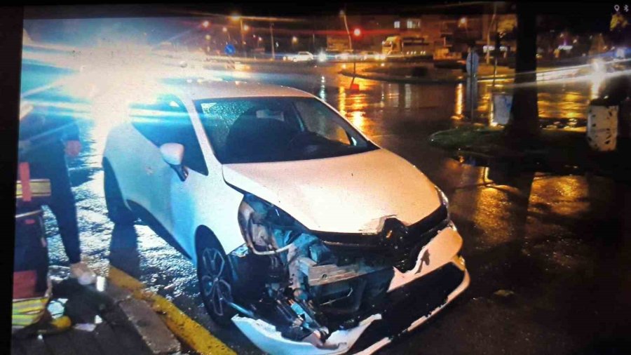 Otomobiller Çarpıştı: 2 Yaralı