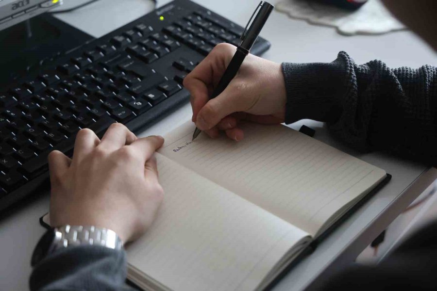 Yeni Nesil Yazmakta Zorlanıyor