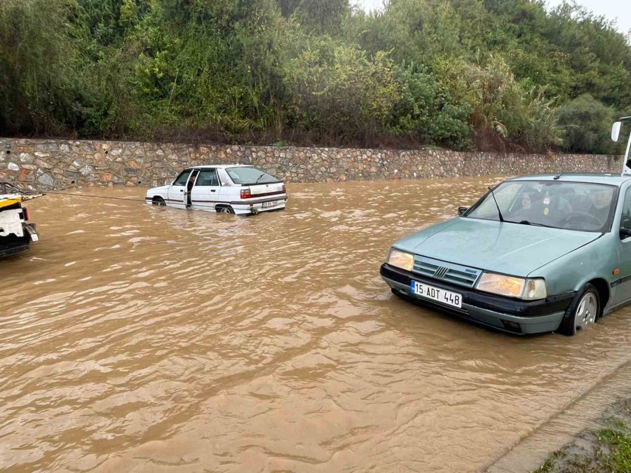 Alanya-antalya Karayolunda Araçlar Mahsur Kaldı