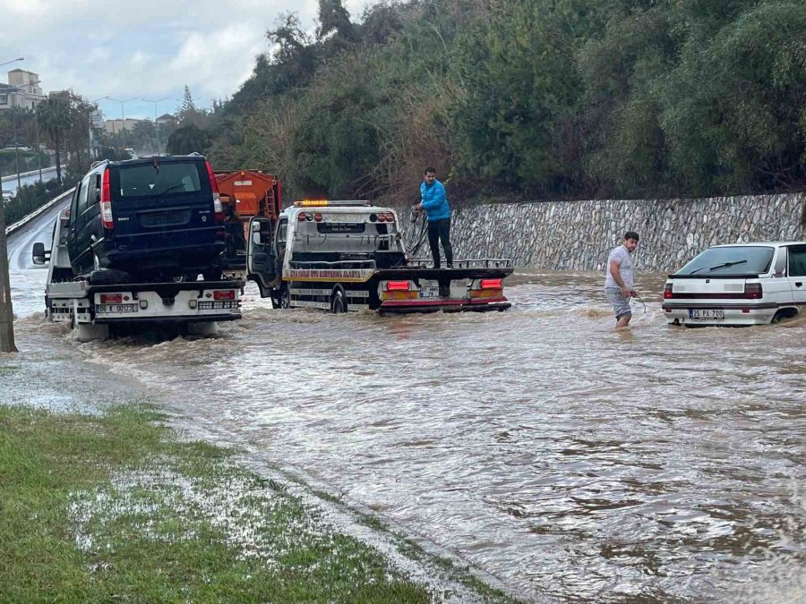 Alanya-antalya Karayolunda Araçlar Mahsur Kaldı
