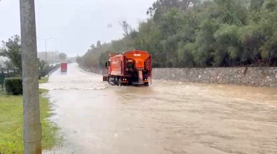 Alanya-antalya Karayolunda Araçlar Mahsur Kaldı