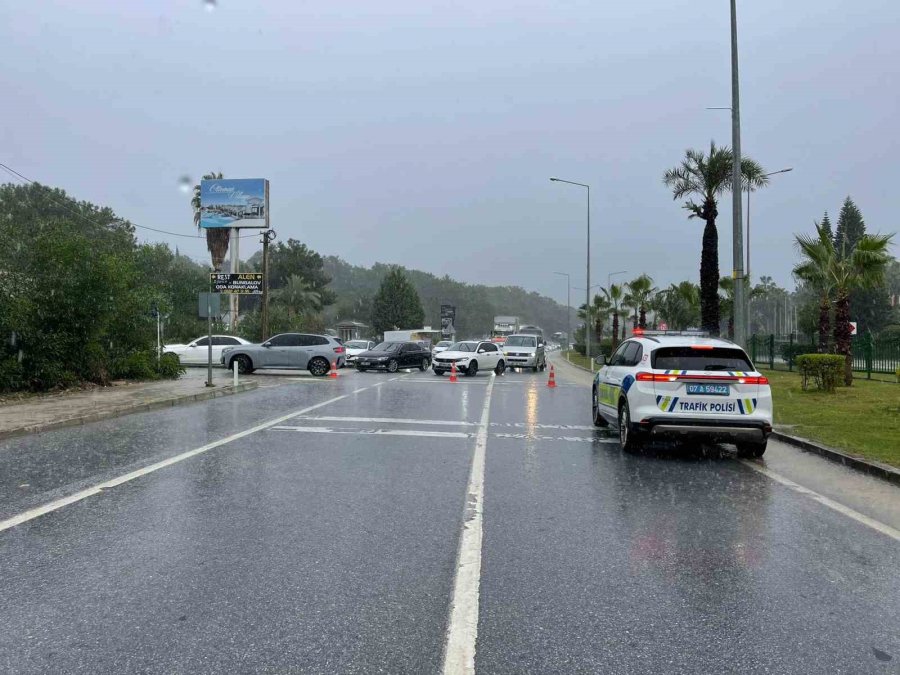 Alanya-antalya Karayolunda Araçlar Mahsur Kaldı
