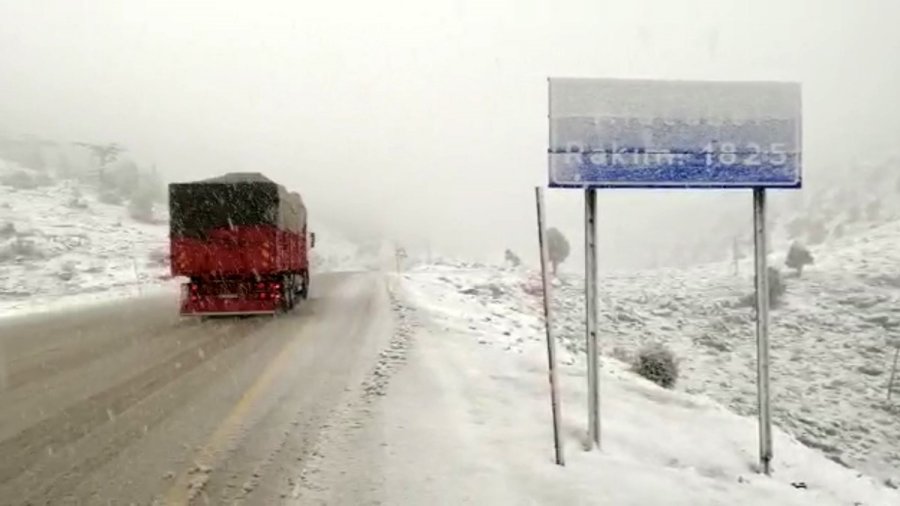 Antalya’ya Kar Yağışı Aralıklarla Devam Ediyor