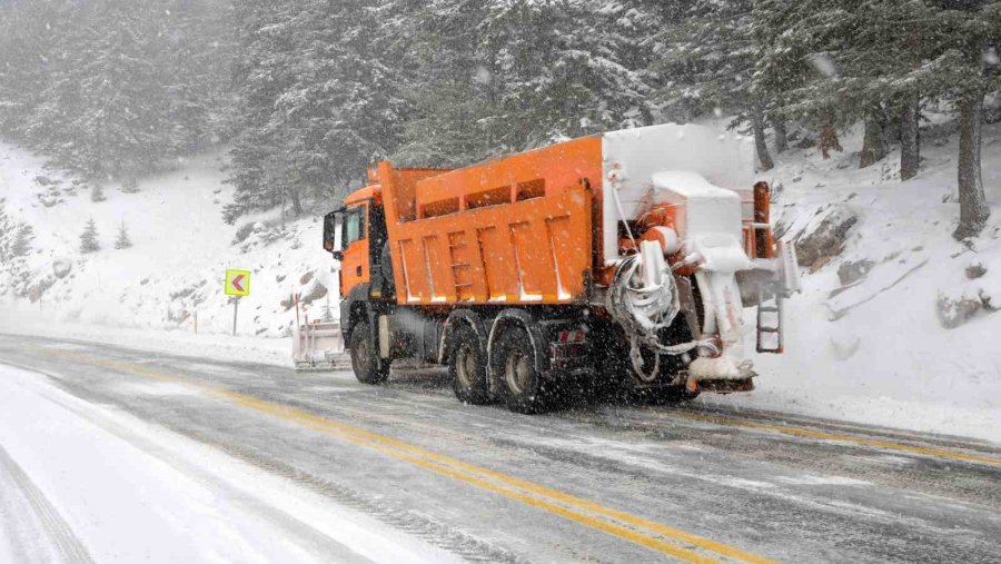 Antalya’ya Kar Yağışı Aralıklarla Devam Ediyor