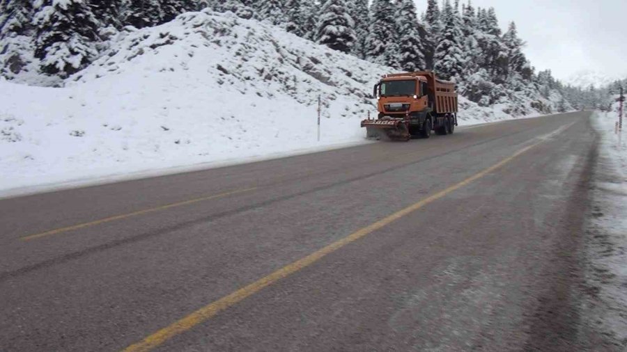 Antalya’ya Kar Yağışı Aralıklarla Devam Ediyor