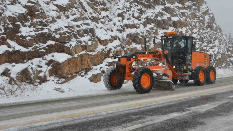 Antalya’ya Kar Yağışı Aralıklarla Devam Ediyor