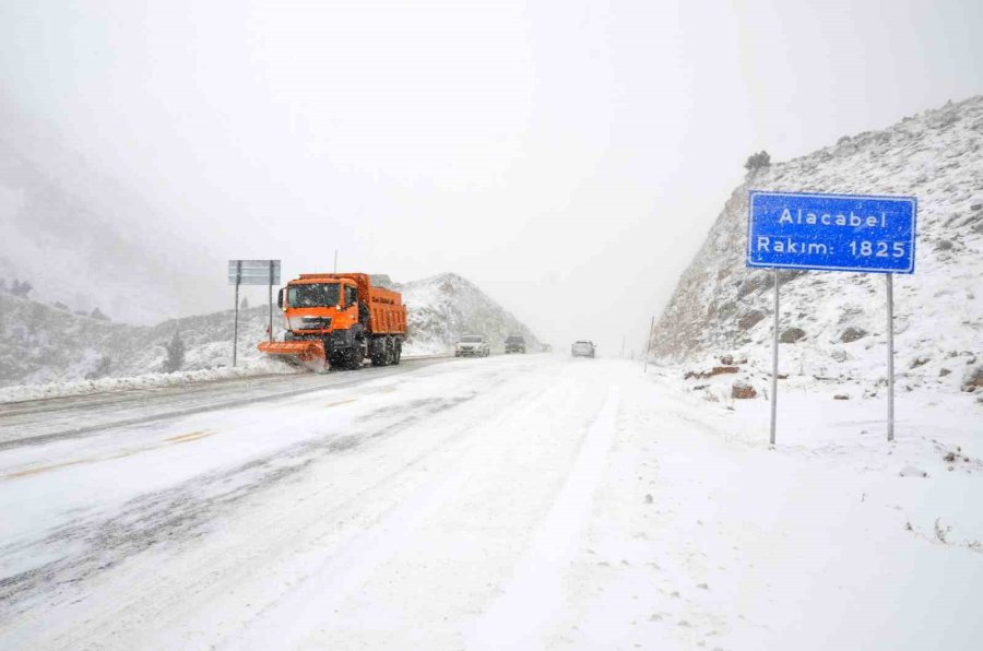 Antalya’ya Kar Yağışı Aralıklarla Devam Ediyor