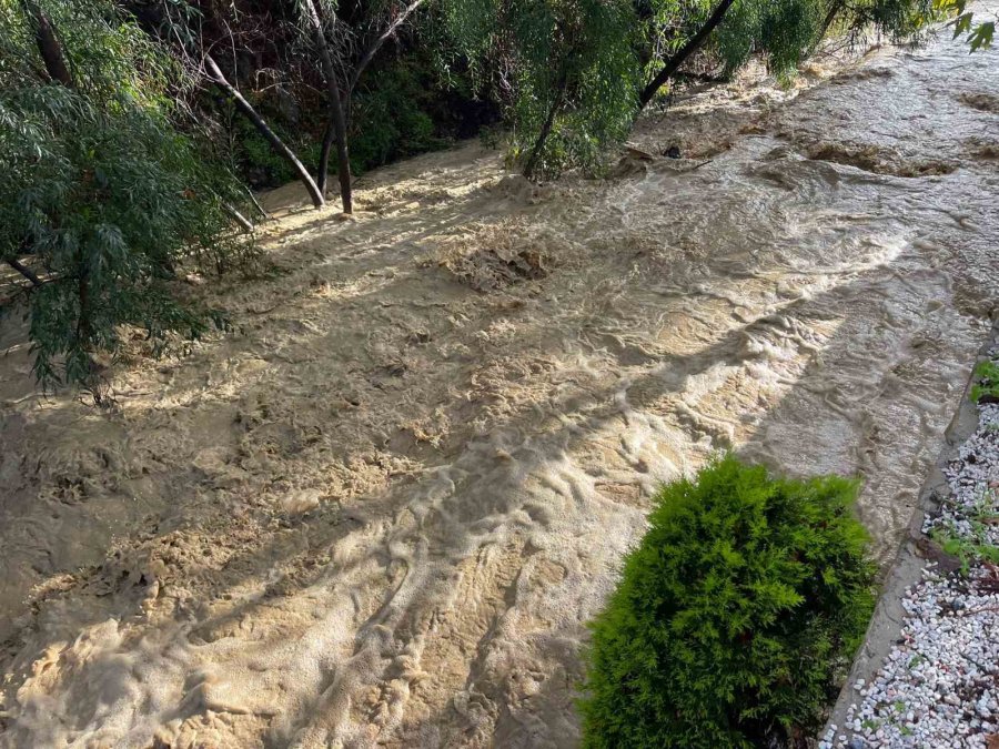 Alanya’da Taşan Dere 5 Yıldızlı Otelin Sahildeki Kafesini Yıktı