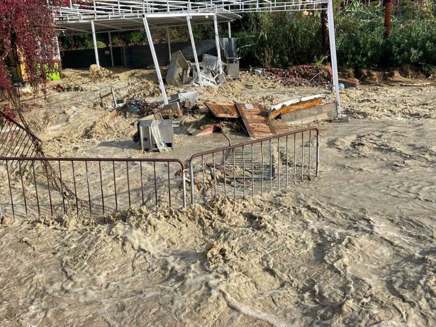 Alanya’da Taşan Dere 5 Yıldızlı Otelin Sahildeki Kafesini Yıktı