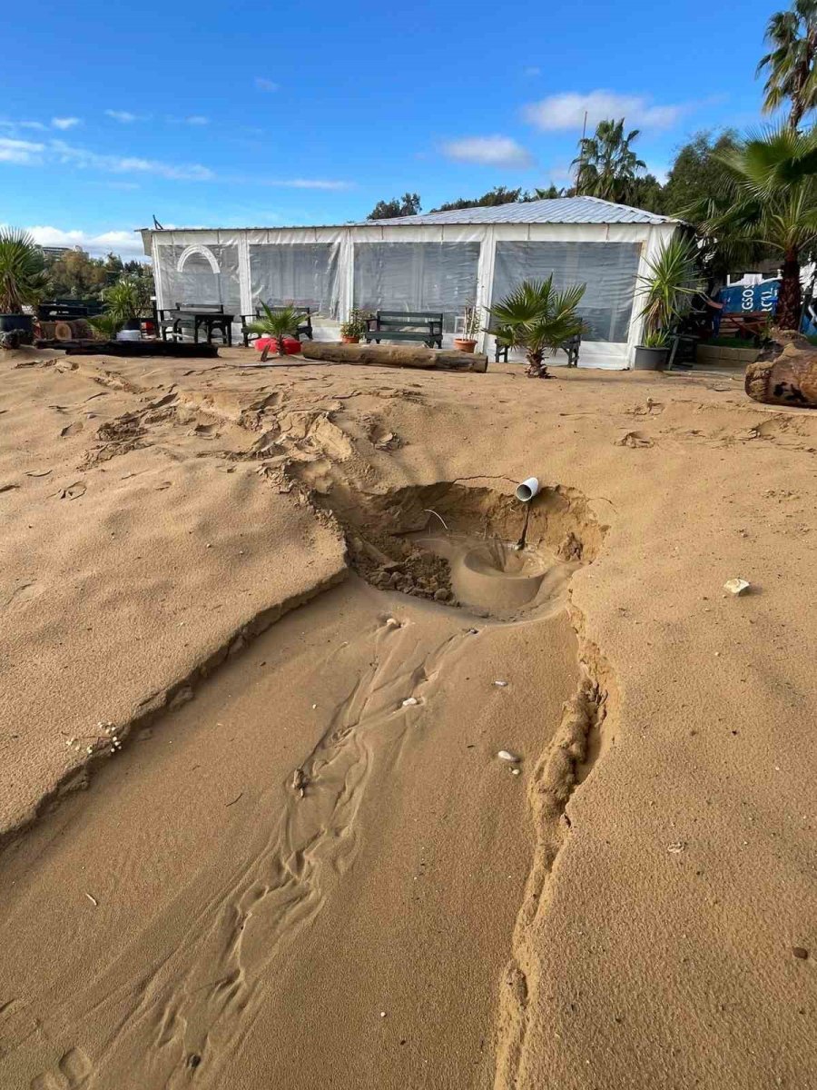 Alanya’da Taşan Dere 5 Yıldızlı Otelin Sahildeki Kafesini Yıktı